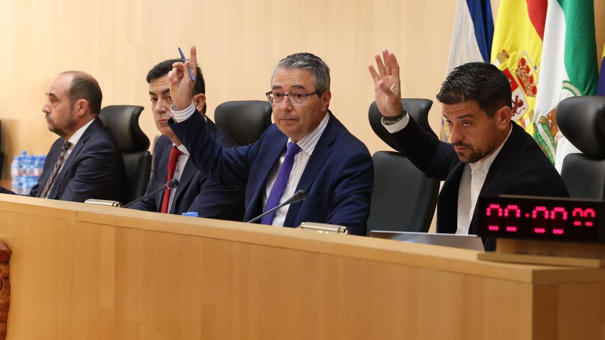 El presidente de la Diputación, Francisco Salado, y el vicepresidente Cristóbal Ortega votan durante el Pleno de la Diputación.