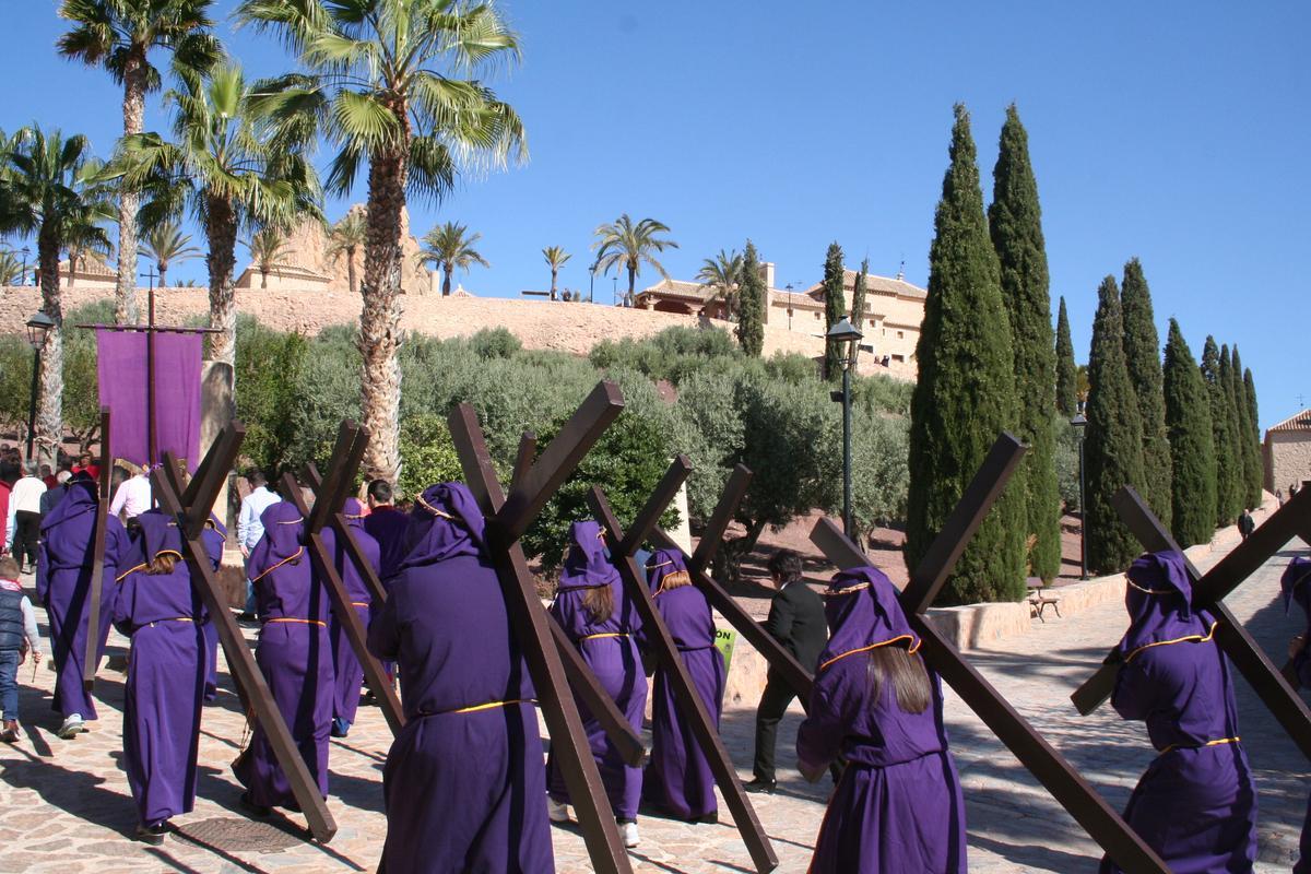 Los penitentes con la cruz al hombro llegando al Calvario lorquino.