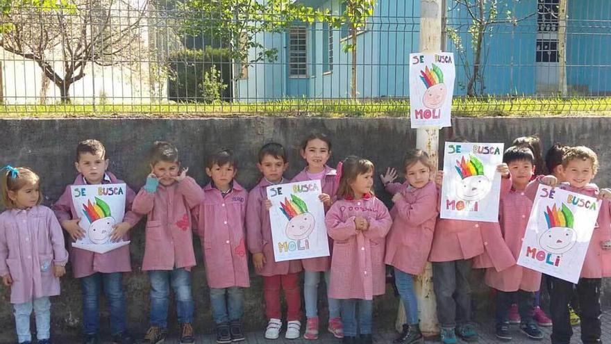 Los alumnos de 4 años del colegio público de Infiesto, con los carteles de su mascota.