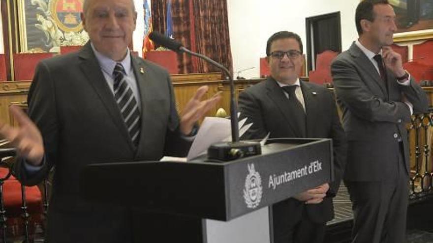 Néstor Ferrer Brufal junto a José Manuel Sabuco y Carlos González en el acto de los ilicitanos ausentes y los fieles contemplando a la Virgen tras su arreglo.