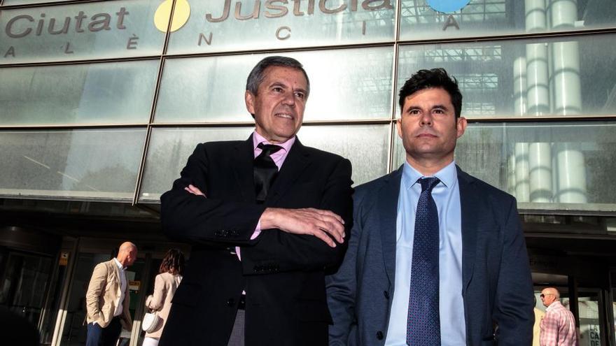 El abogado Fernando Osuna y Javier Sánchez-Santos, ayer antes del inicio del juicio.