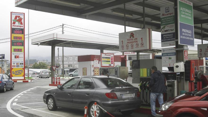 Gasolinera en el hipermercado Alcampo, en la avenida de Madrid, en Vigo. // J.S.