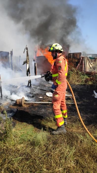 Se incendia un camión en la V-21 en Carroja