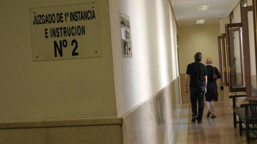 Dos personas se dirigen al Juzgado Mercantil de Zamora.