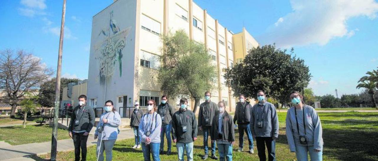 El grupo de guías posa cerca del mural de Javier Garló.