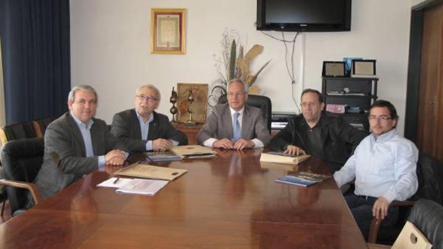 Representantes de Puebla y Braganza en una reunión sobre la nueva autovía. Óscar Somoza y Pedro Castronuño aparecen a la derecha.