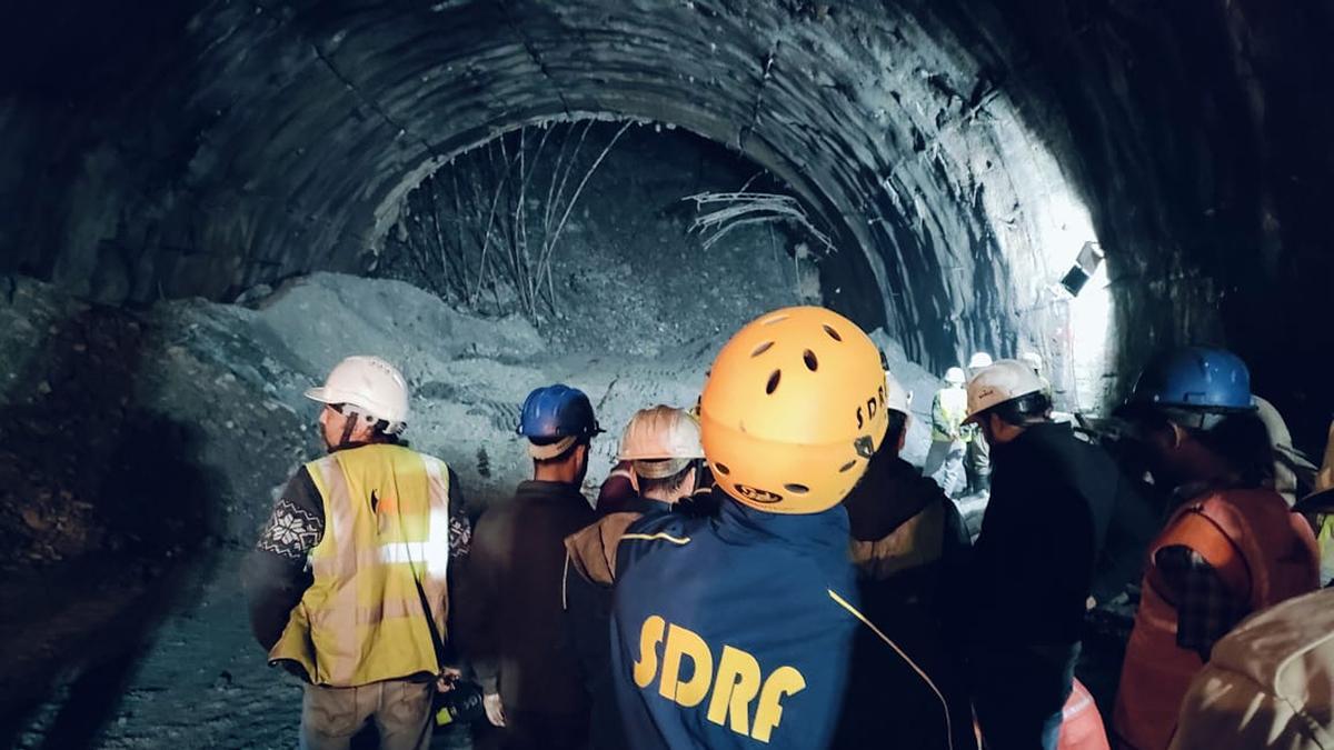 40 trabajadores atrapados en un túnel que se derrumbó en India