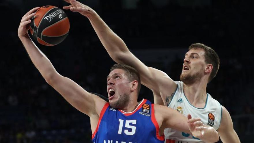 Ognjen Kuzmic (d) trata de impedir la canasta Vladmir Stimac.