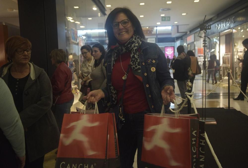 Recogida de dorsales en el Thader para la IV Carrera de la Mujer