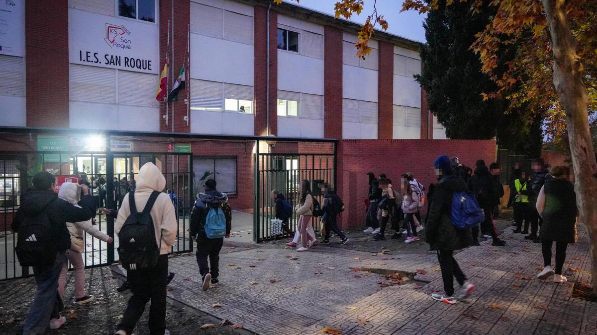 Alumnos del transporte escolar entran en el instituto de San Roque en Badajoz.