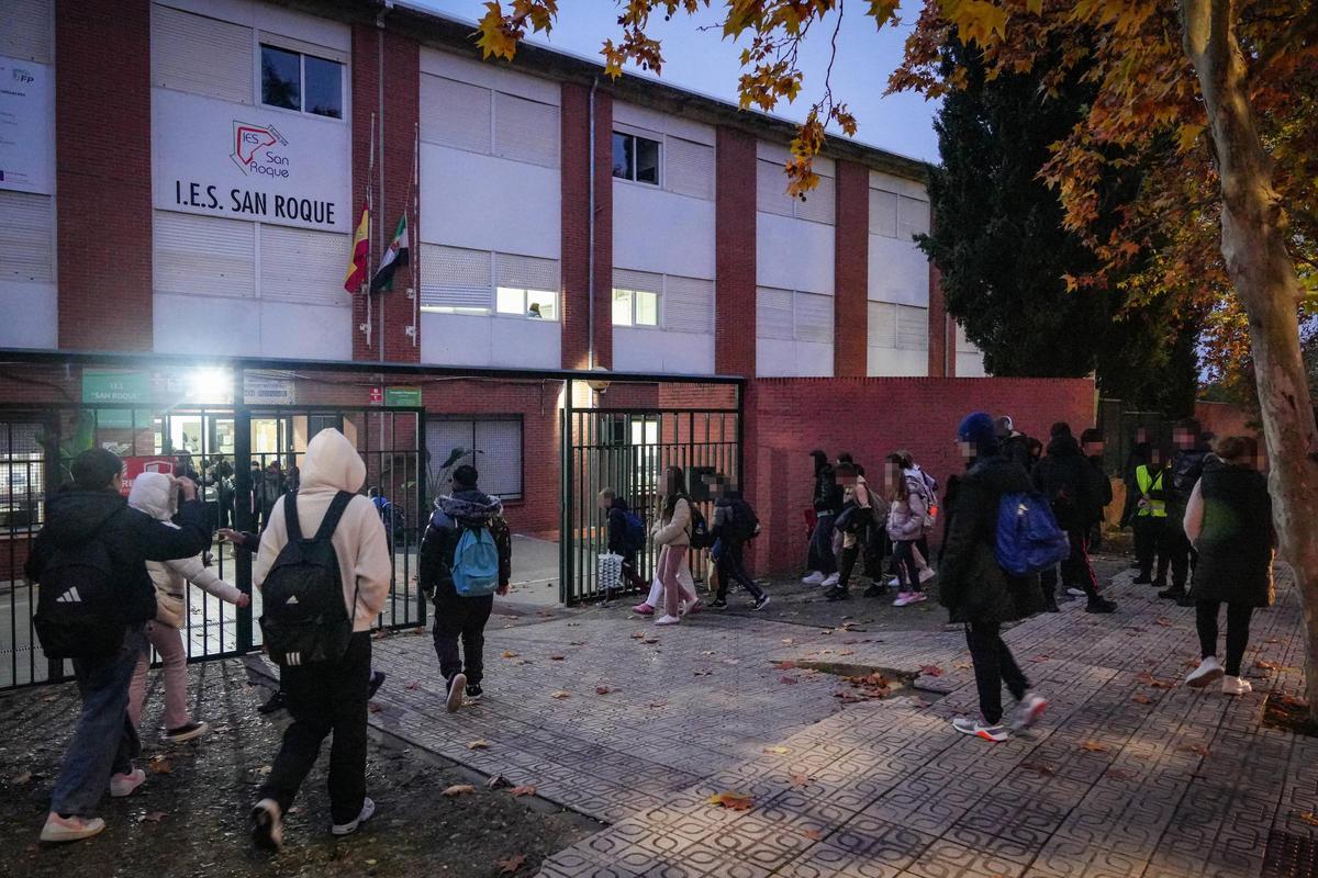 Alumnos del transporte escolar entran en el instituto de San Roque en Badajoz.