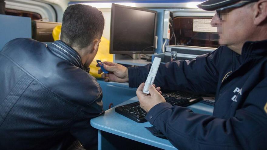 Verificación de la ingesta de alcohol y drogas en una acción preventiva de la Policía, en imagen de archivo.