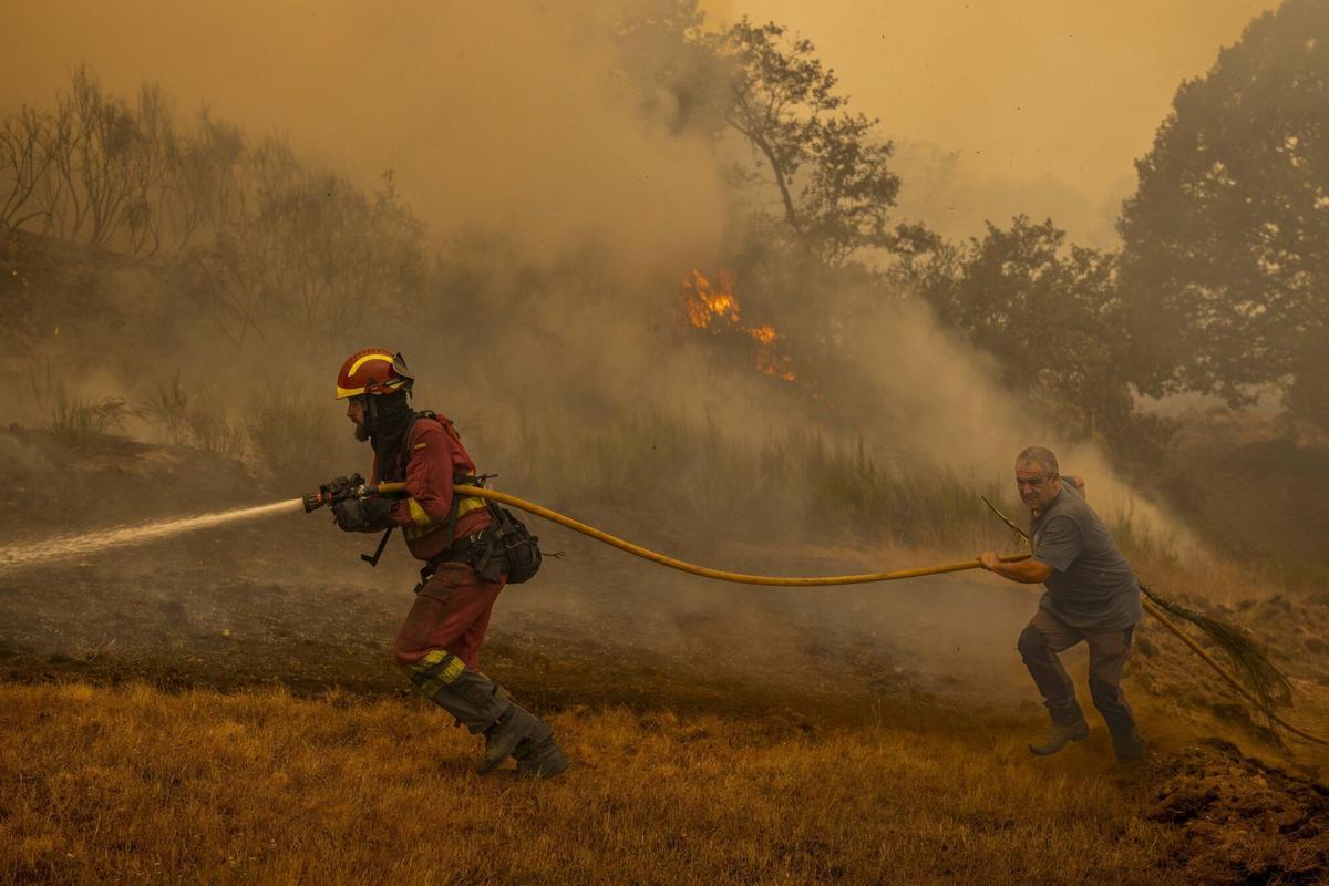 Labores de extinción durante un incendio en A Fonsagrada (archivo)