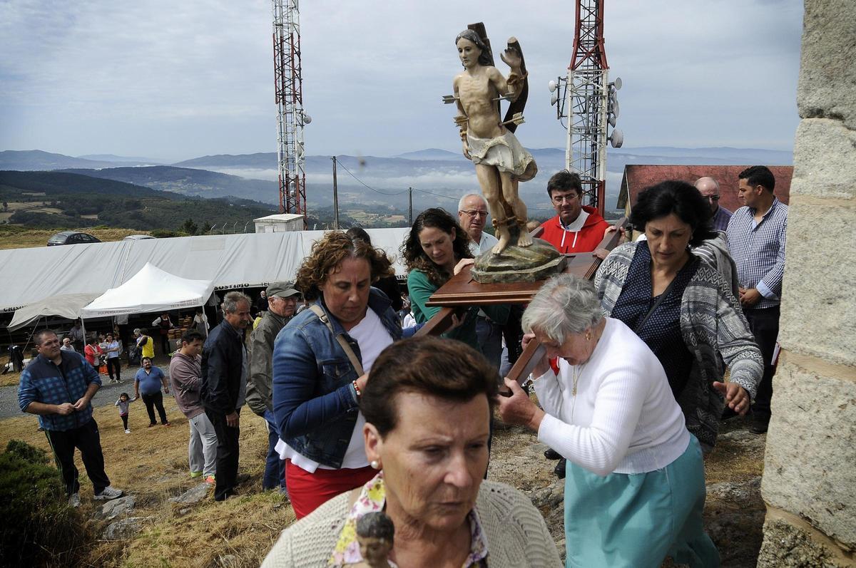 Procesión en la romería del Couto de San Sebastián.