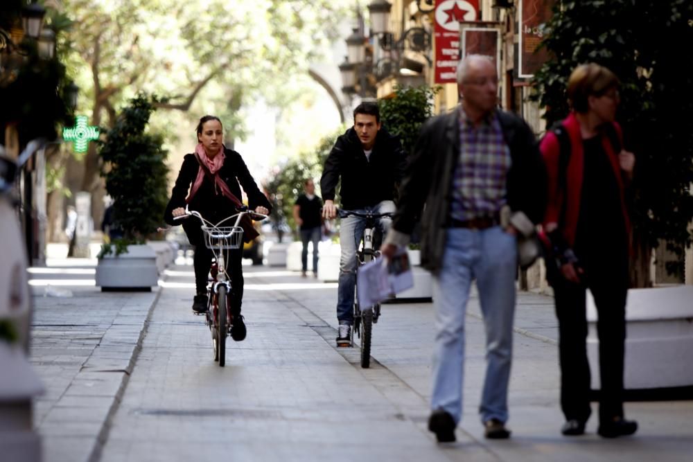 Bicis y peatones toman la calle Serranos.