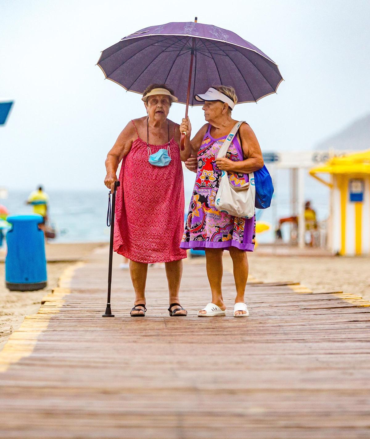 Dos jubiladas en un playa de Benidorm en una foto de archivo.
