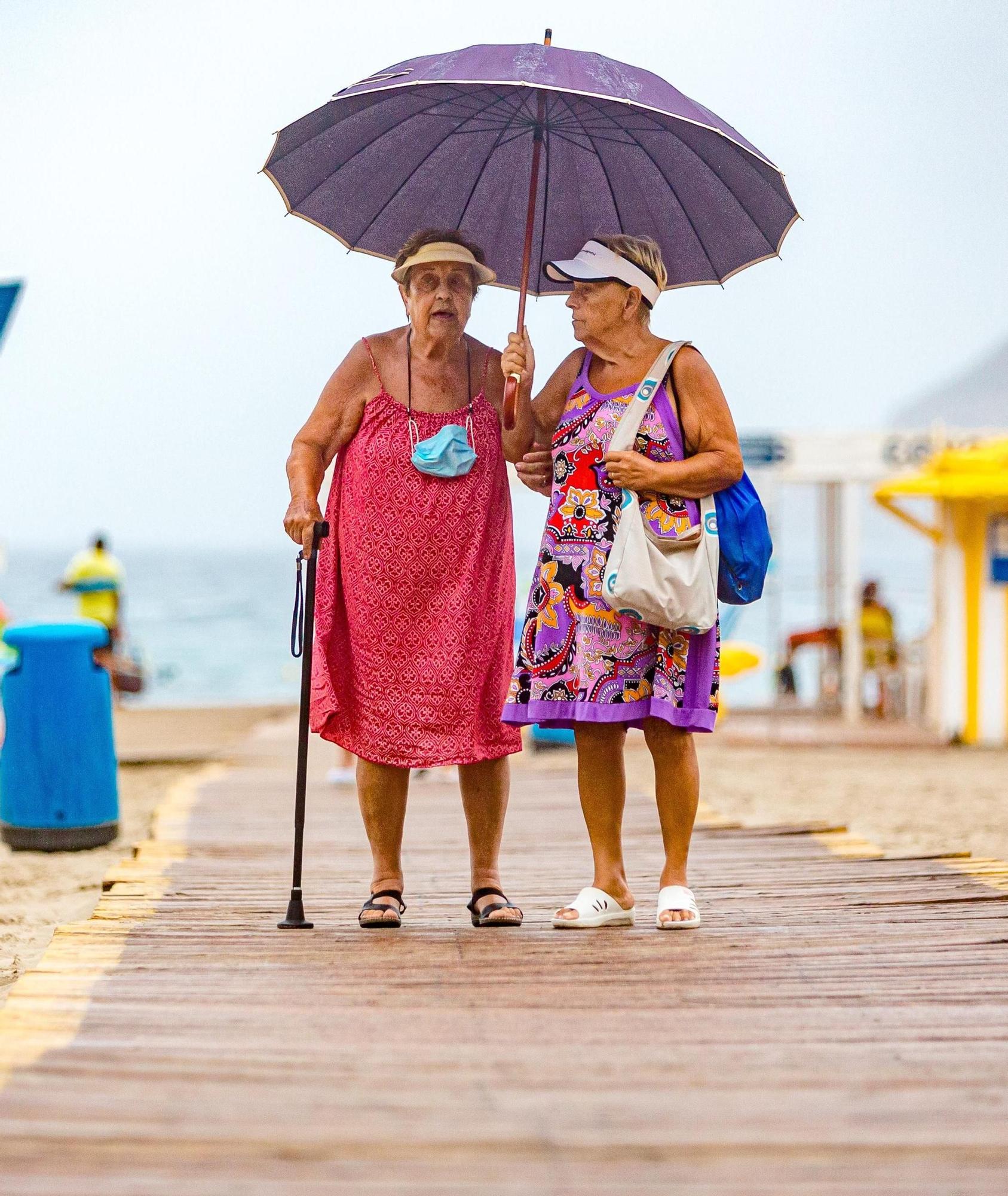 Dos jubiladas en un playa de Benidorm en una foto de archivo.