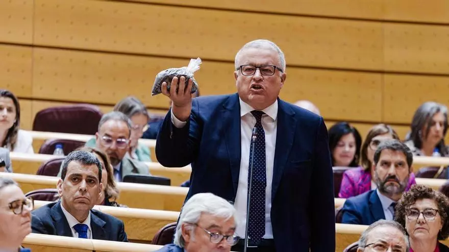 Bernabé vuelve a agitar el Senado al llevar arena tóxica de Portmán a la ministra Aagesen
