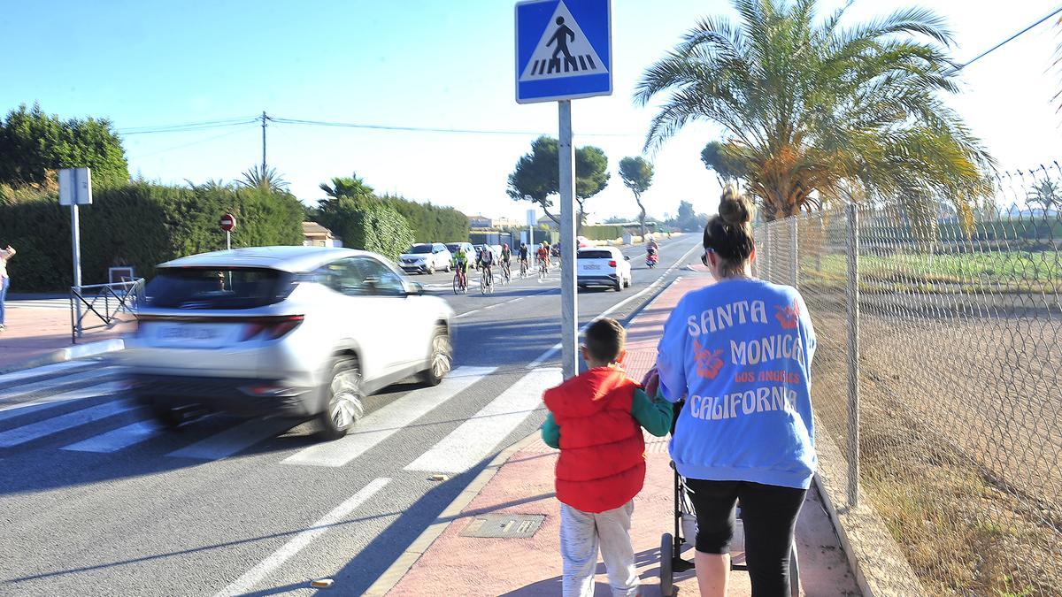 Cruce en el colegio Els Garrofers de Elche