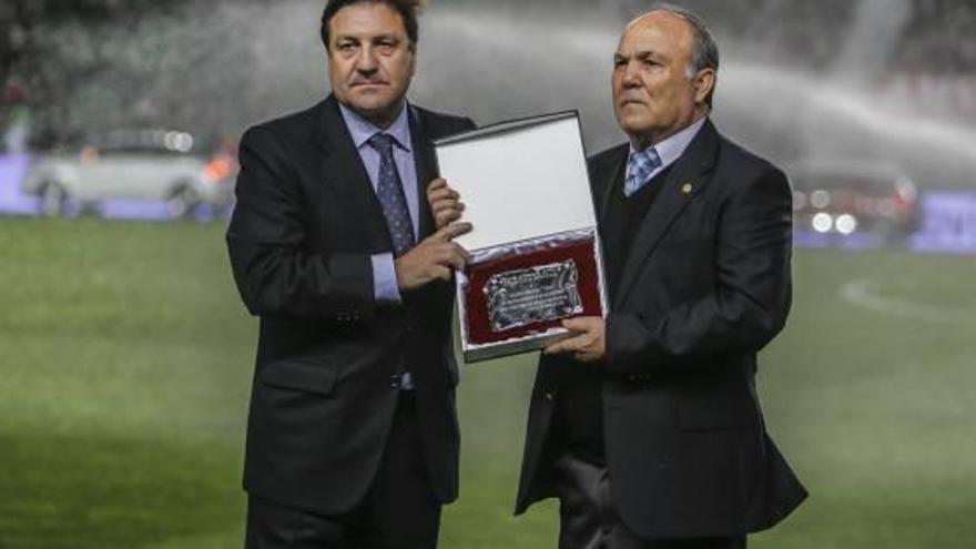 Luciano Sánchez, Vavá, recibió una placa de manos del presidente franjiverde José Sepulcre.