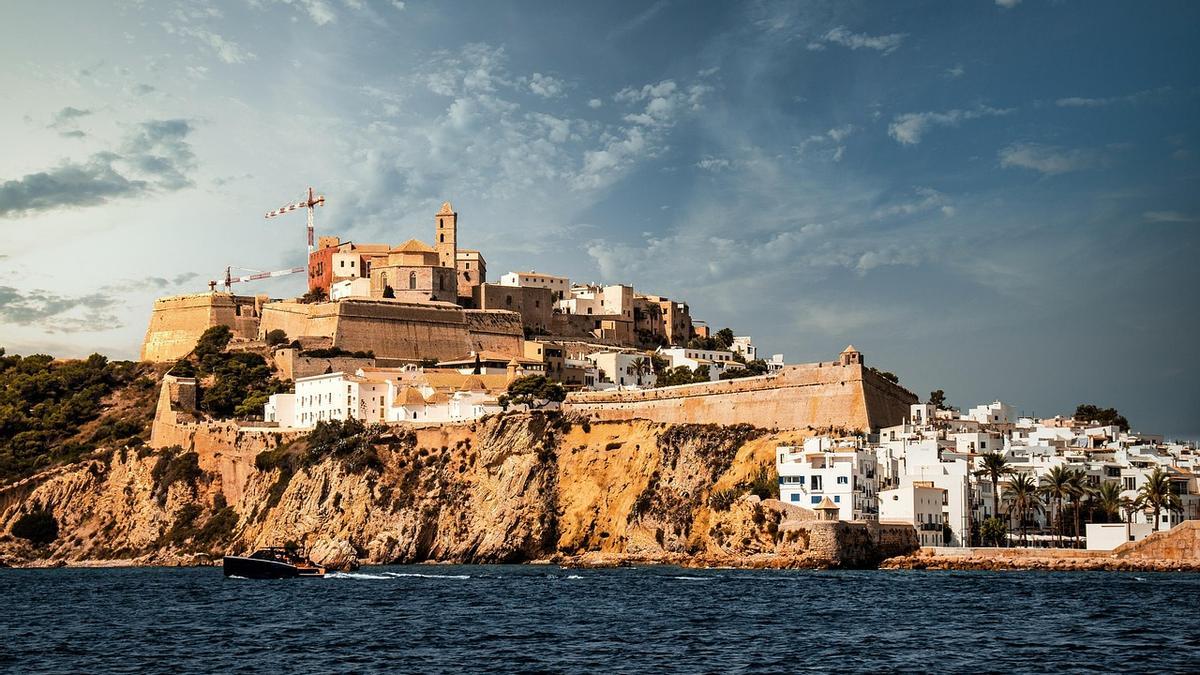 En lugares cálidos y húmedos como Ibiza, las mosquiteras pueden ser grandes aliadas para ventilar la casa sin que entren insectos.
