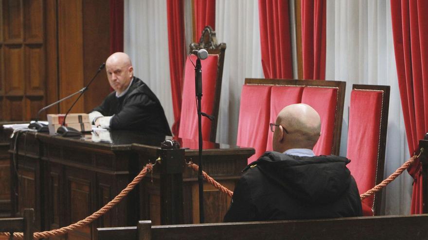 El guardia civil acusado, en el banquillo de la Audiencia Provincial de Ourense, ayer. |  Iñaki Osorio