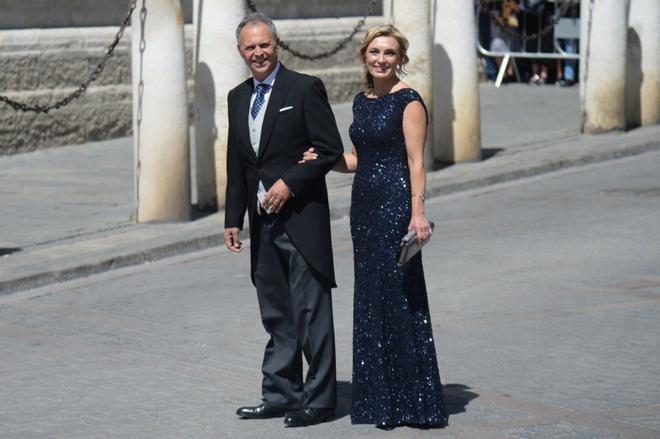 El entrenador Joaquín Caparrós, a su llegada a la Catedral de Sevilla para asistir este sábado a la boda de la presentadora Pilar Rubio y el futbolista Sergio Ramos.