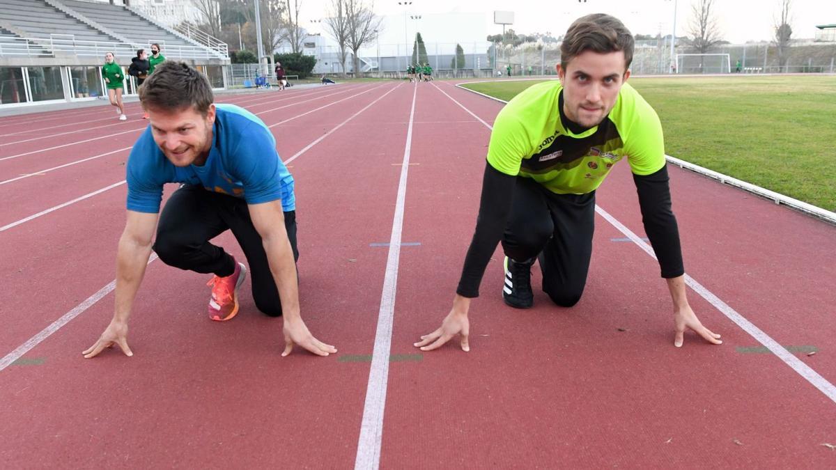 Álvaro de las Heras y Mauro Triana, en posición de salida, en la pista universitaria de Elviña, donde entrenan