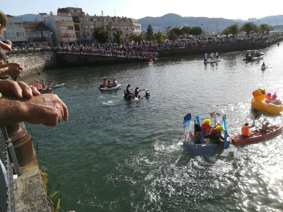 Decenas de embarcaciones improvisadas participan en la carrera "Flota como poidas"