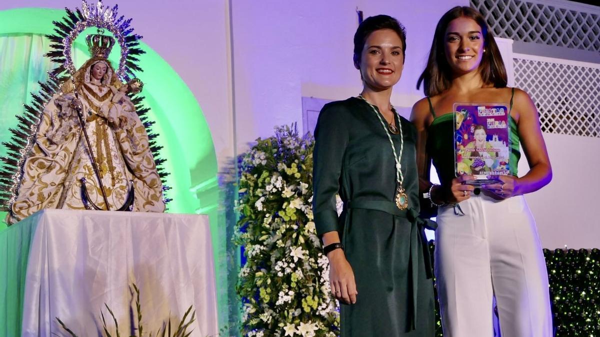 La concejala Raquel del Puerto entrega a Paola García un premio