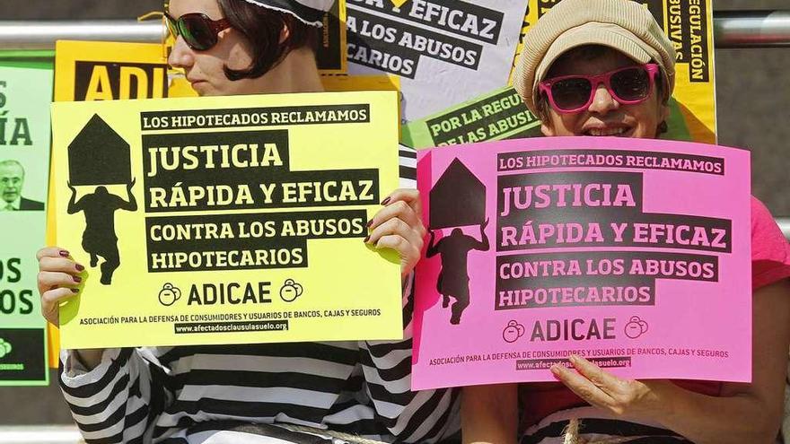 Dos manifestantes en una protesta contra las cláusulas suelo.