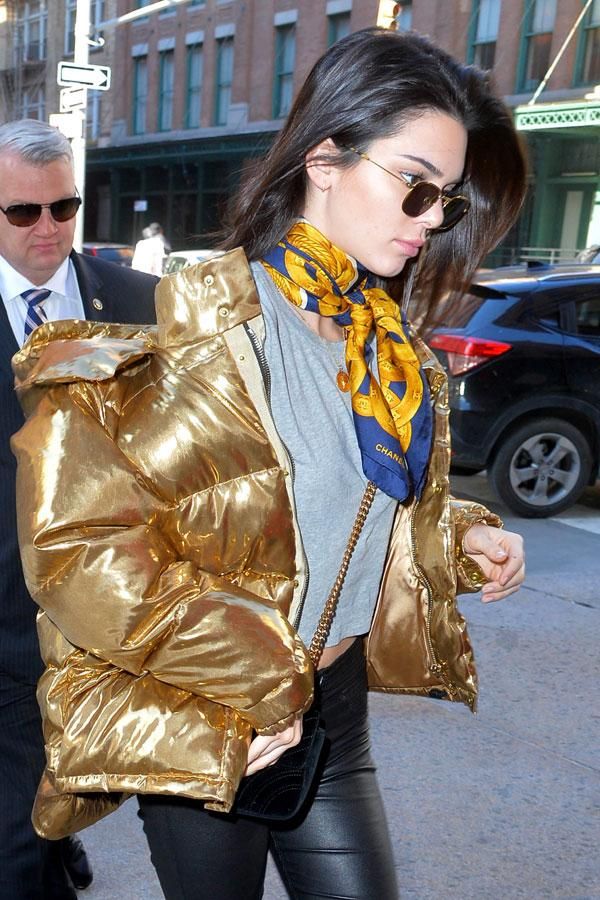 Kendall Jenner con bomber metalizada