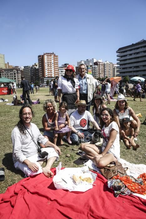 Los vecinos del barrio del Carmen (Gijón), con tortillas y al Solarón