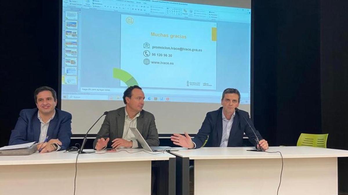 Diego Romá junto a Carlos Peinado y Maria Ángeles Hidalgo durante la reunión