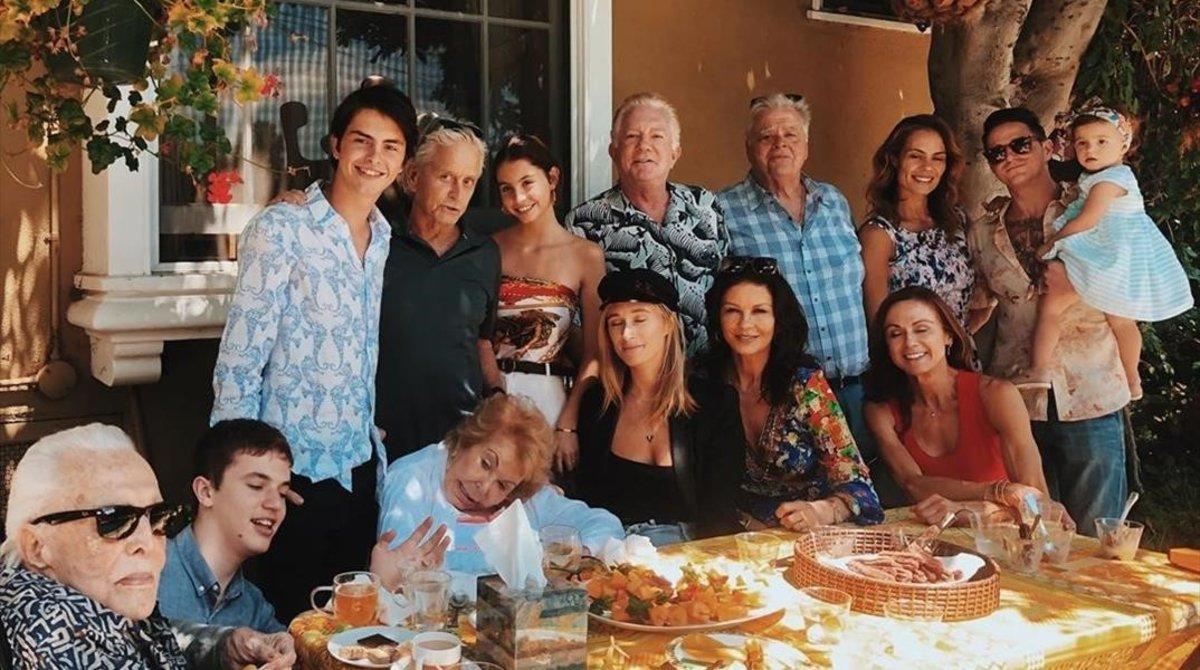 Kirk Douglas posa con su familia, el 22 de junio del 2019. Kirk Douglas posa con su familia, el 22 de junio del 2019.