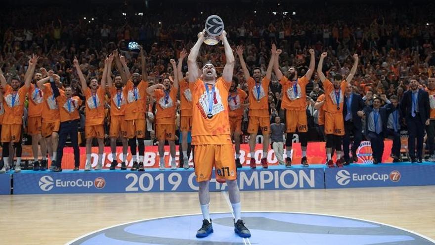 Rafa Martínez enlaira el trofeu de l&#039;Eurocup, anit a la Fonteta