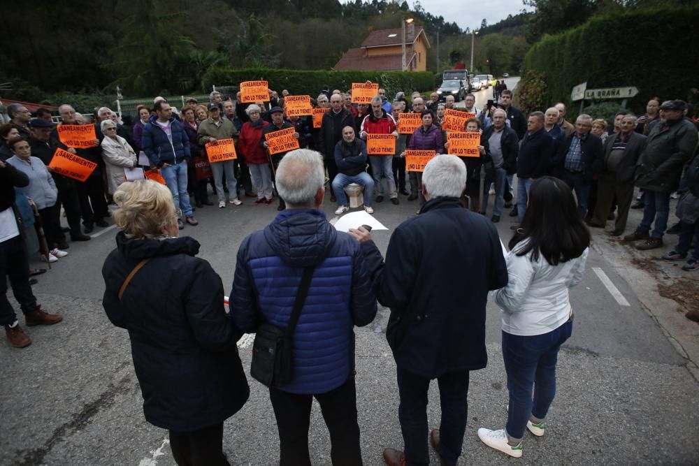 Protesta en Castrillón por el saneamiento.