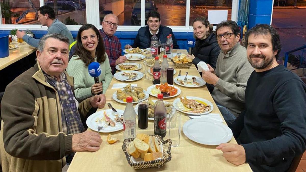 Sandra Segarra y Claudia Arrufat degustan una fritura de pescado en ‘Coneix el port gastronomia grauera’