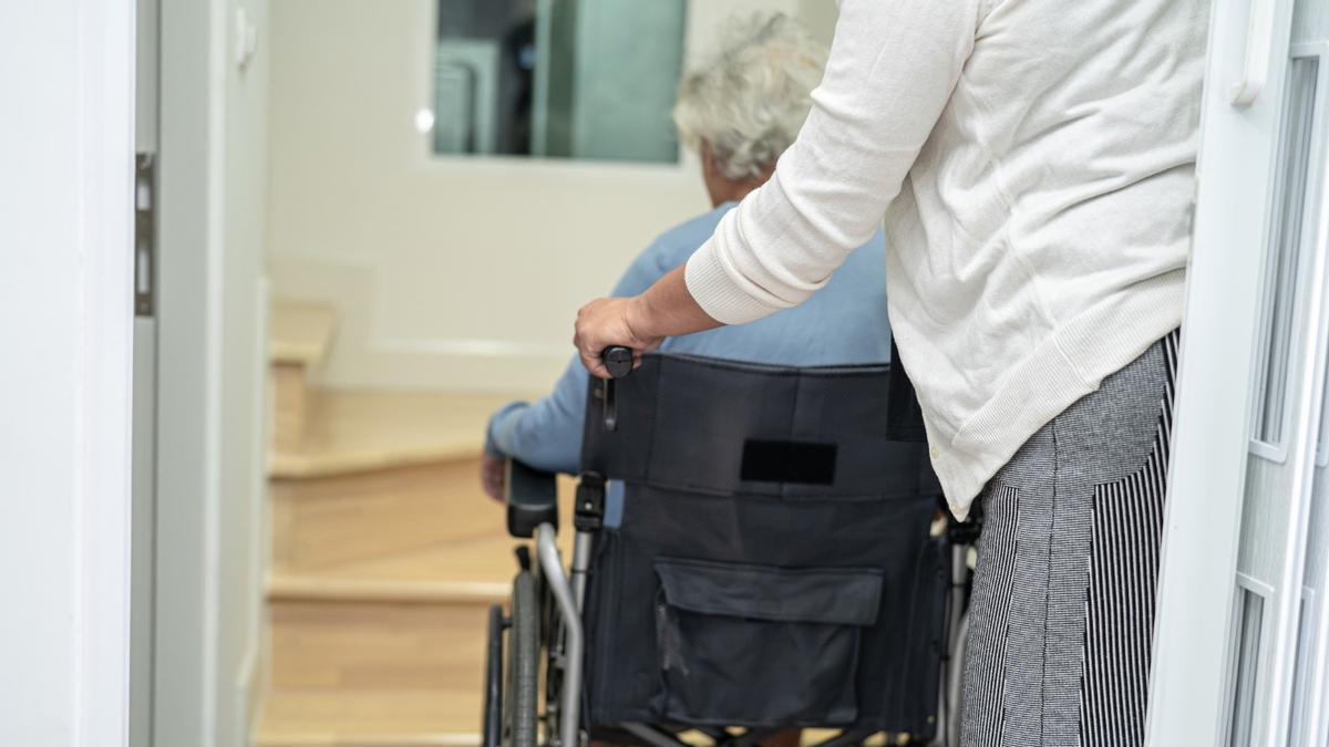 Los extremeños mayores de 70 años podrán recibir hasta 12.500 euros para adaptar su vivienda