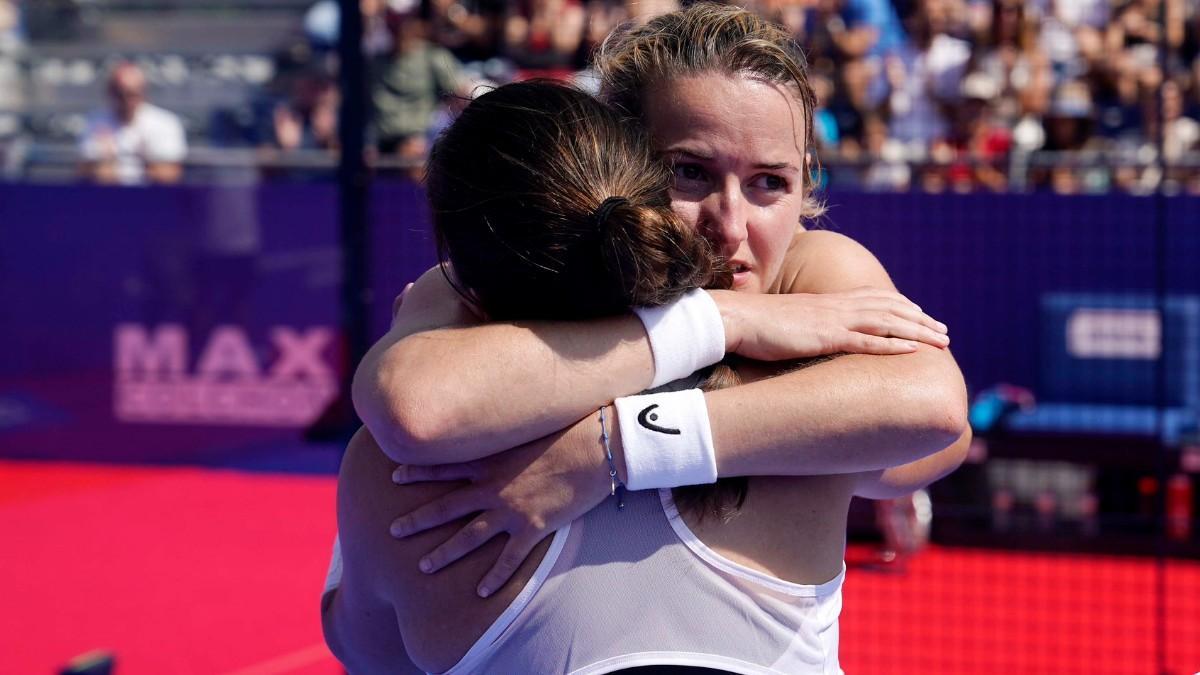 Ari y Paula celebran su victoria