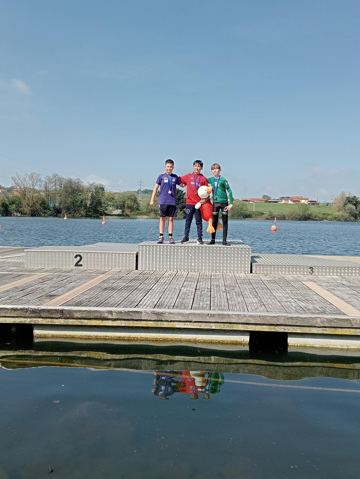 Podio alevin A del Regional de Promoción; de izquierda a derecha, Orlando Poo, Hugo Dominguez y Sergio García.