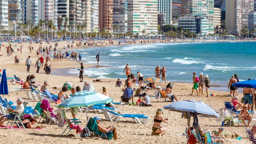 Imagen de la playa de Levante de Benidorm a principios de marzo. Tardará en recuperar esa alegría