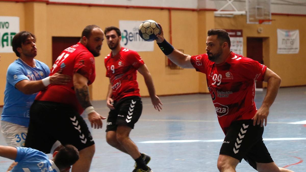 Juanlu Moyano, con el balón, en un partido de la pasada liga.