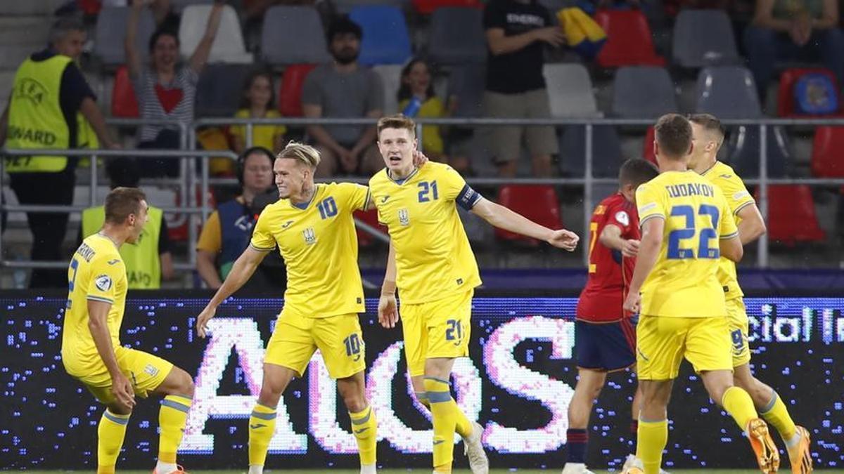 Los jugadores de la selección ucraniana celebran el tanto de Mudryk (1-0).