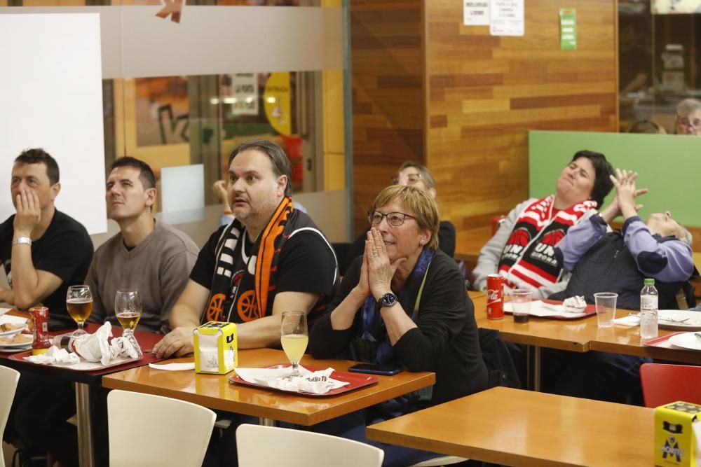 Aficionats gironins seguint el partit de l'Uni Girona