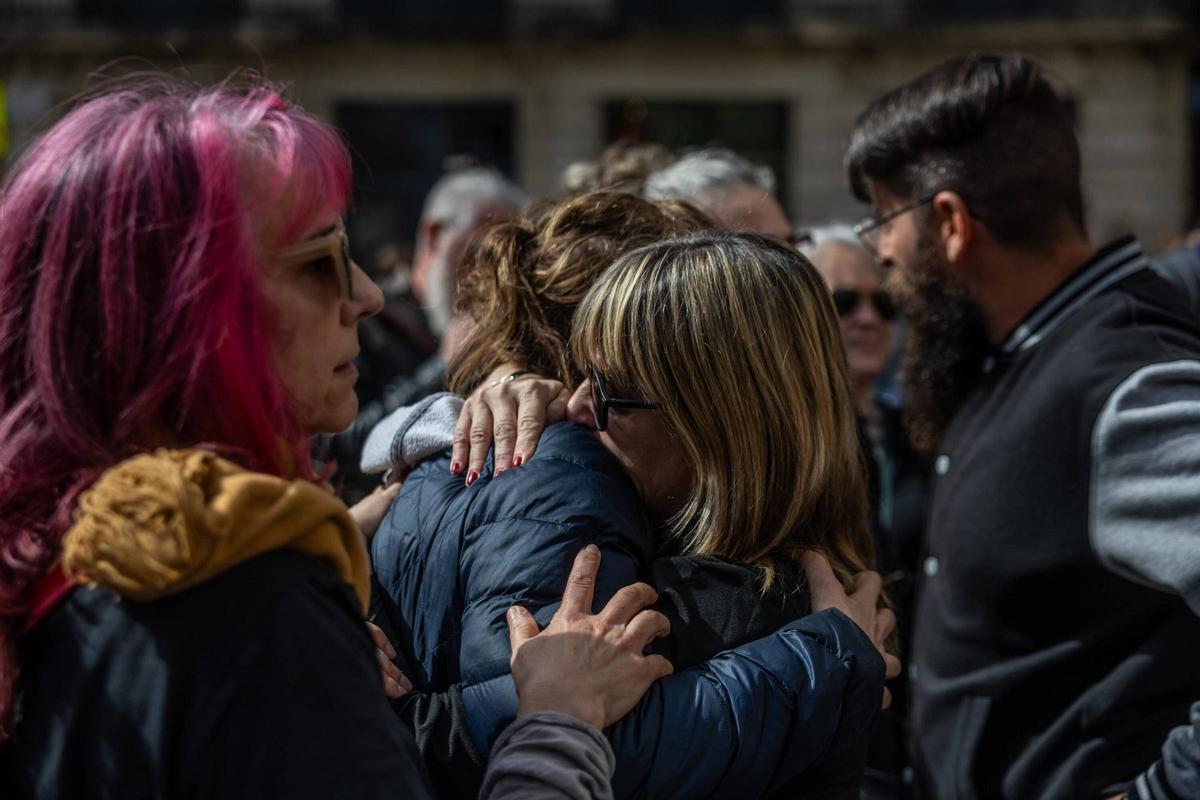 Los funcionarios de prisiones se manifiestan en la plaza de Sant Jaume