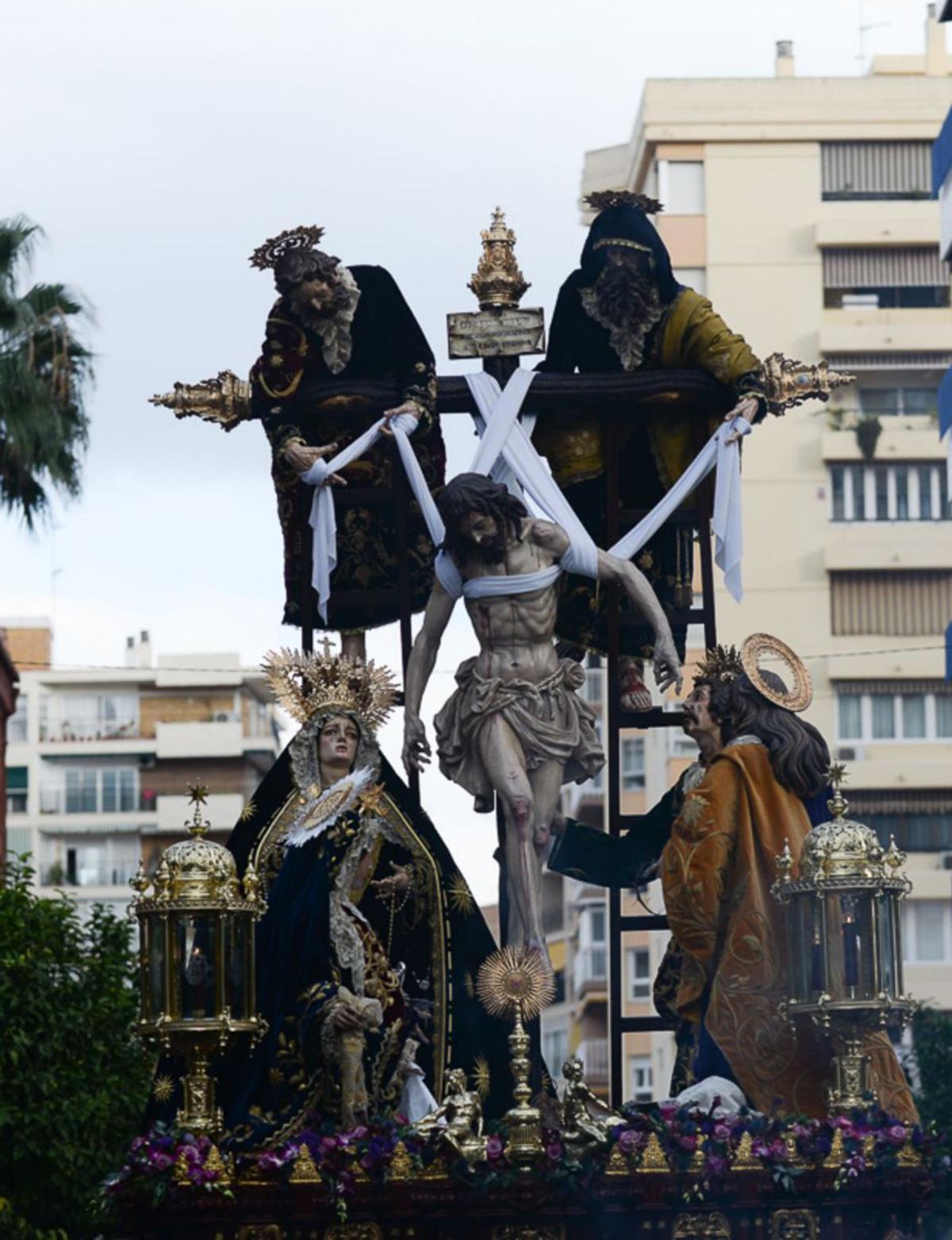 El Descendimiento, con José de Arimatea yNicodemo bajando a Jesús de la cruz.