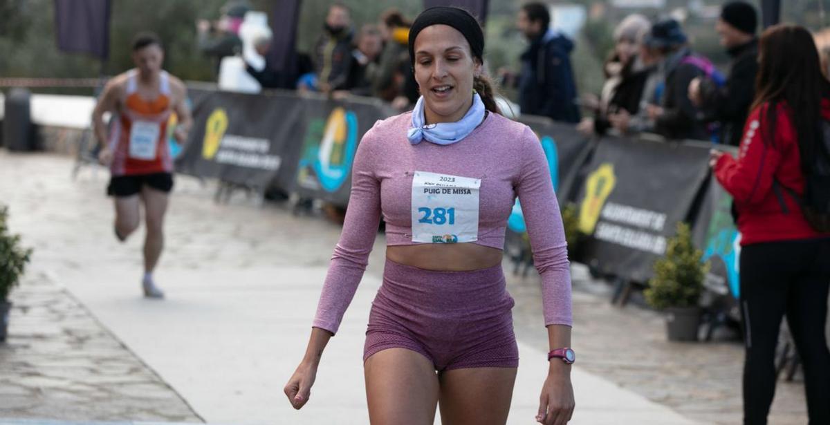 Noelia Pérez Tur entra comovencedora femenina en lacarrera de 2,2 km. V.MARÍ