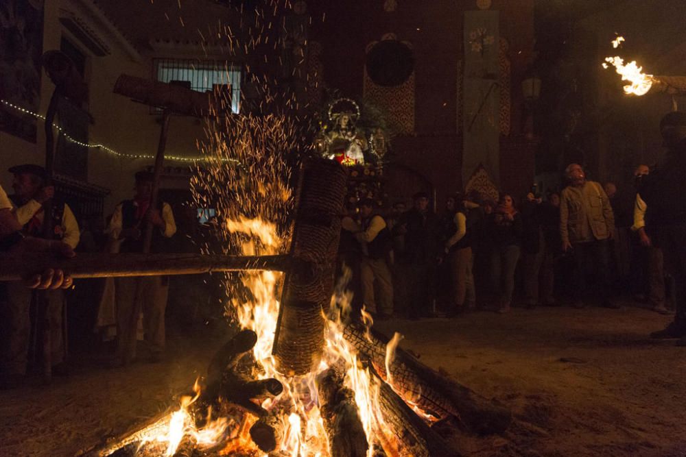 Fuego y villancicos acompañaron el camino de la Divina Pastora desde la ermita de la Veracruz