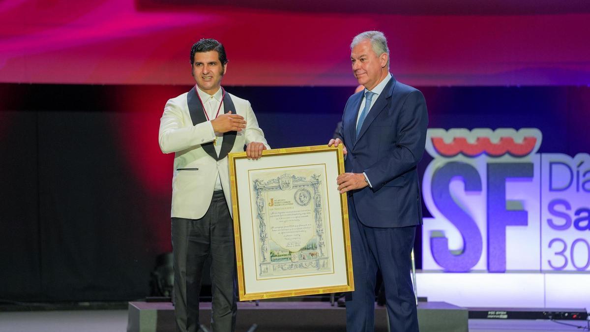 El torero Morante de la Puebla, junto al alcalde de Sevilla, José Luis Sanz.